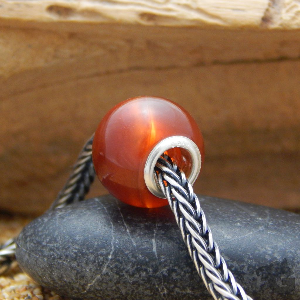 Carnelian is a birthstone for the zodiac signs of Taurus, Cancer, Leo, and Virgo and is the 17th-anniversary gemstone Glermes.com