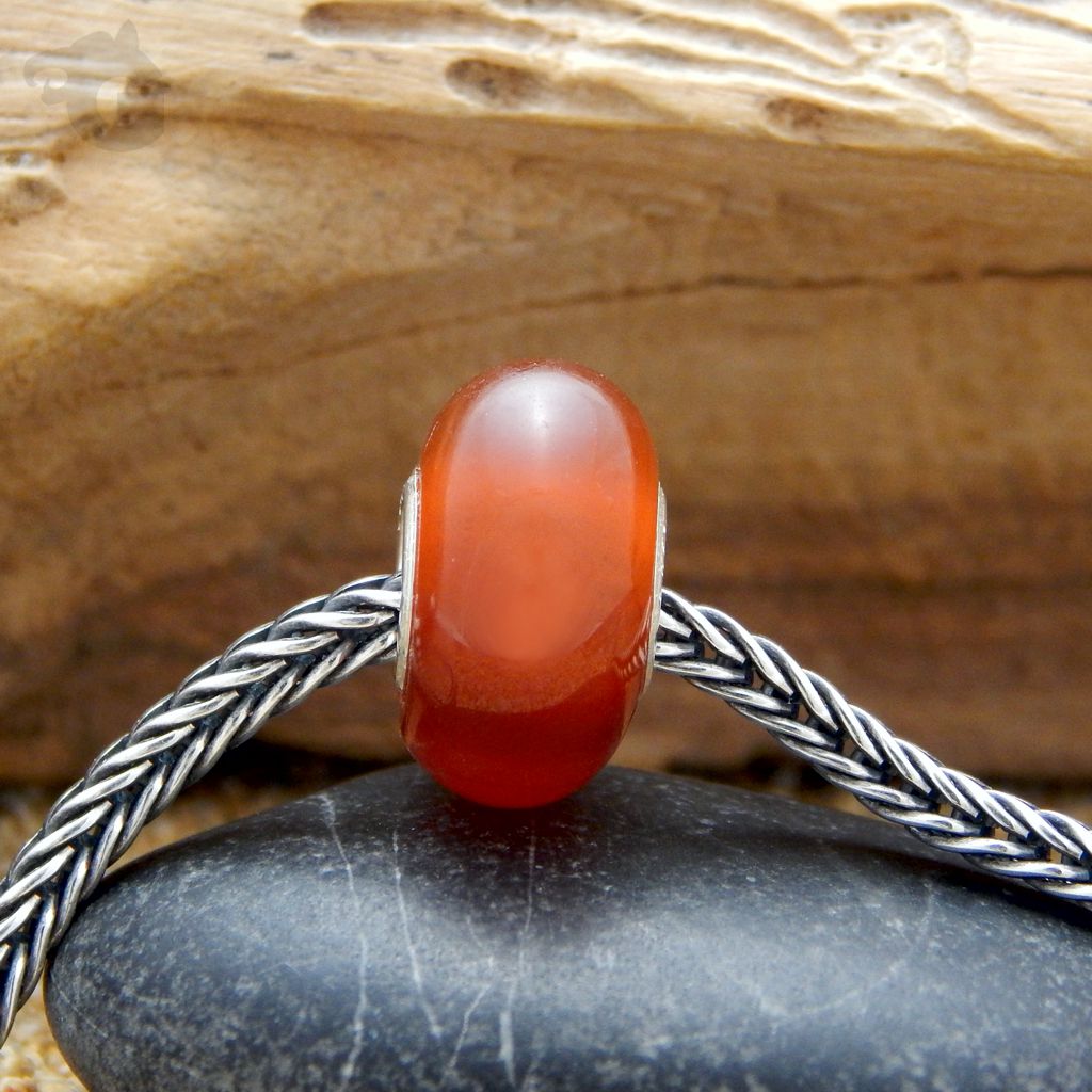 carnelian birthstone birthstone for the zodiac signs of Taurus, Cancer, Leo, and Virgo