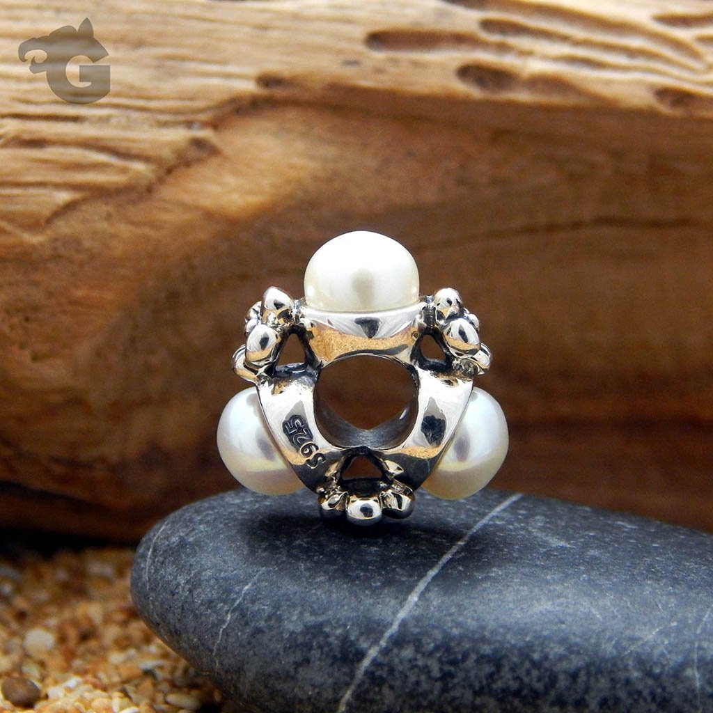 Daisy Pearls White silver charm