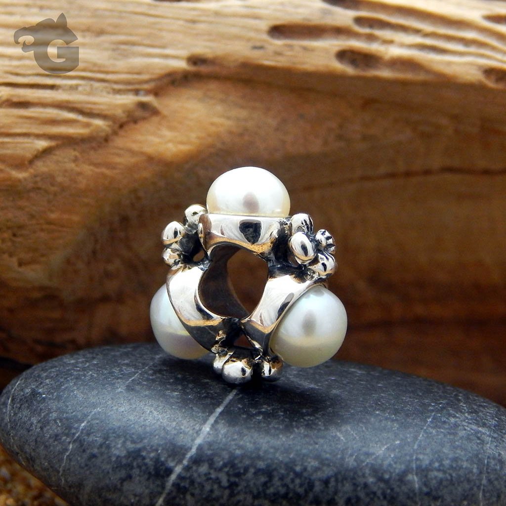 Daisy Pearls White silver charm