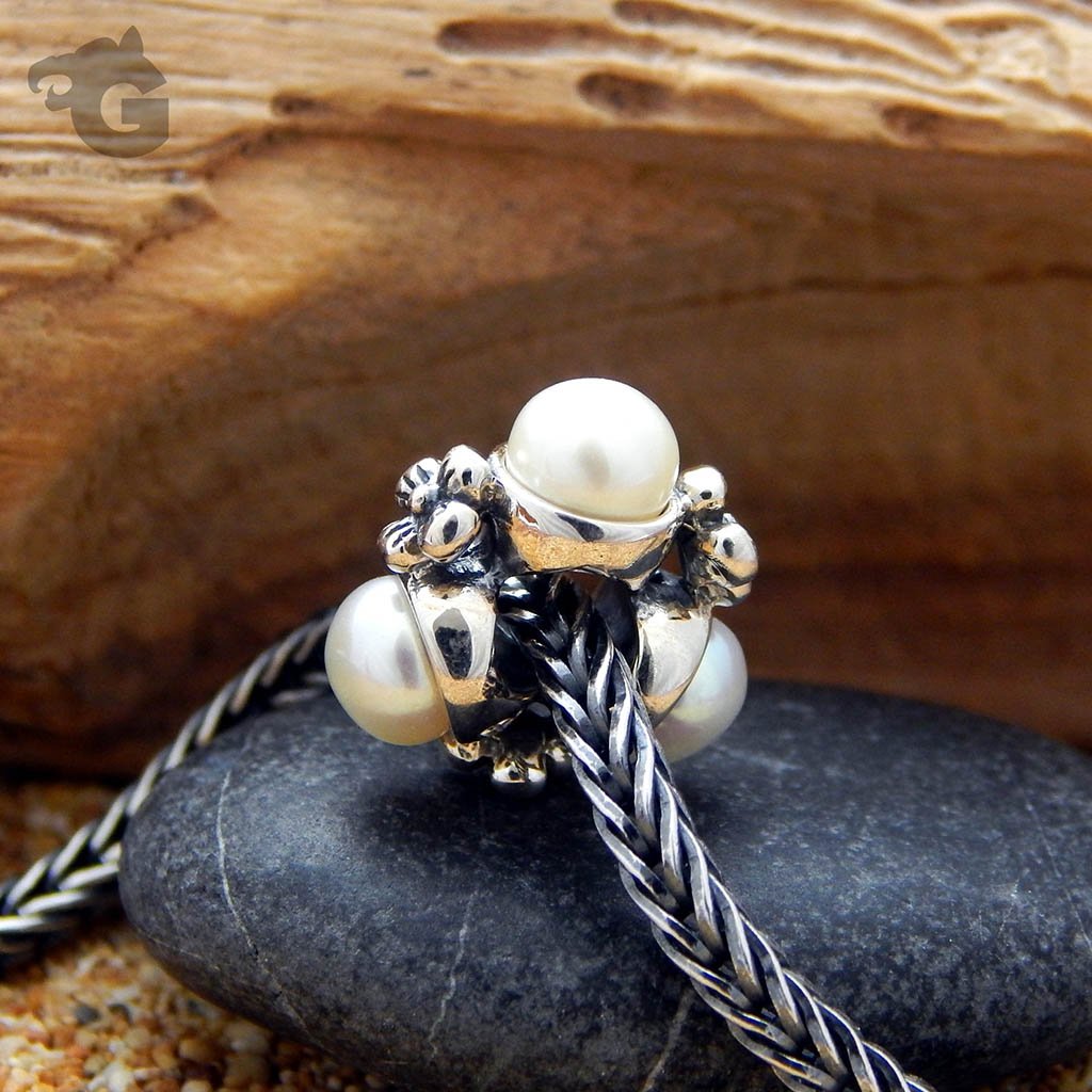 Daisy Pearls White silver charm