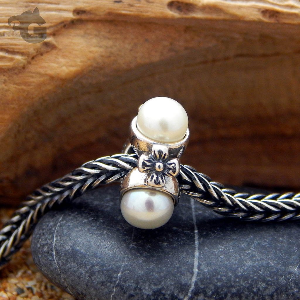 Daisy Pearls White silver charm