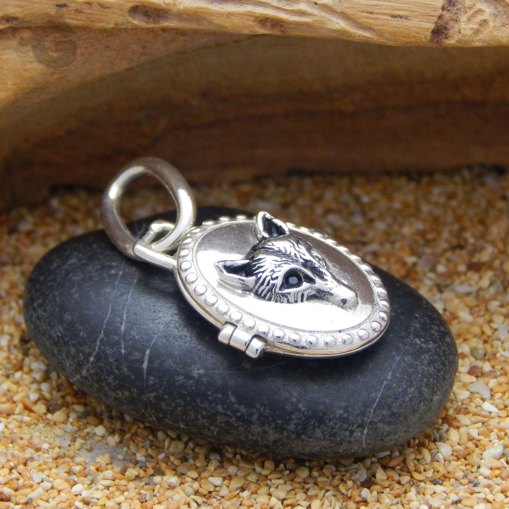 victorian era jewelry history lockets