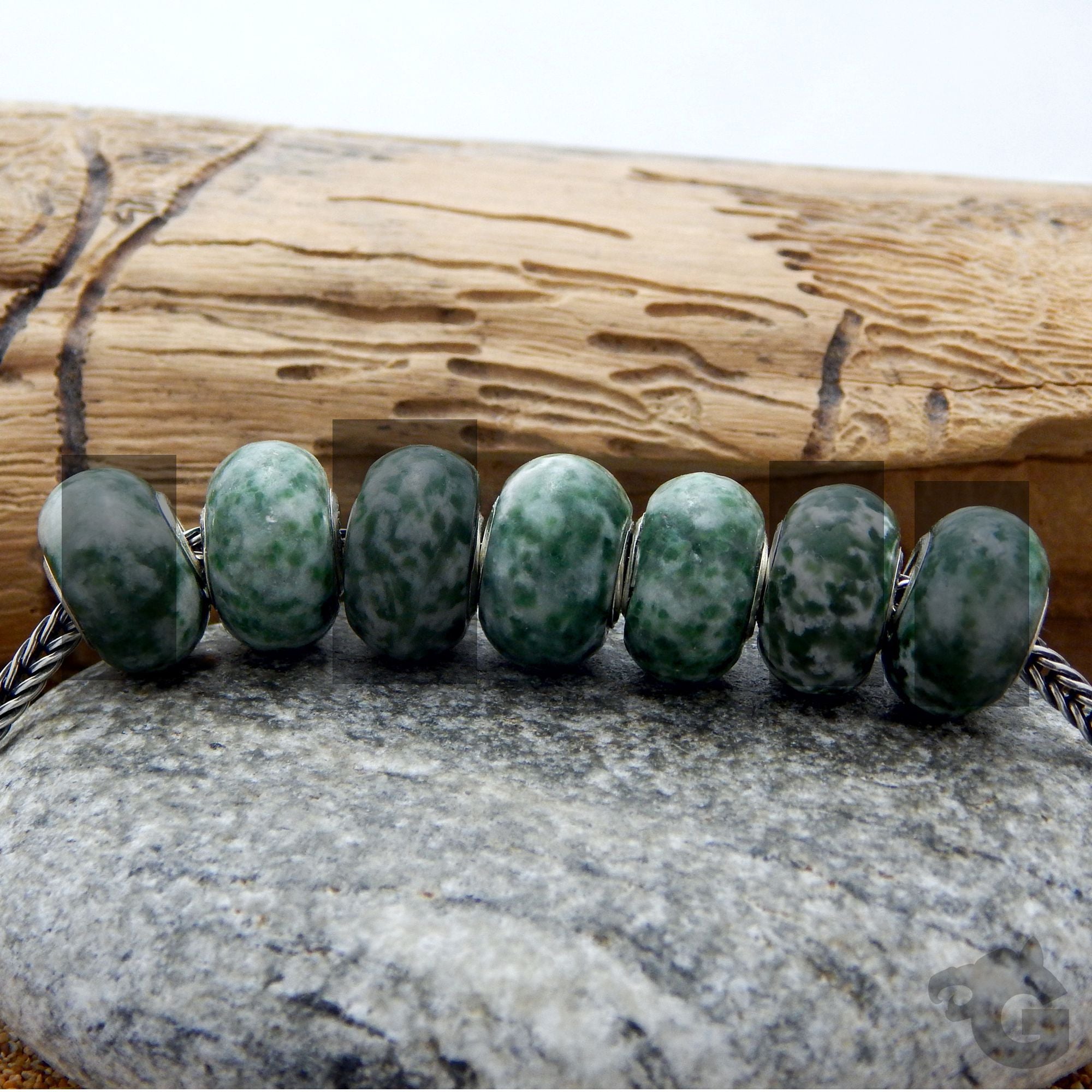 Green Dot Jade matt smooth bead