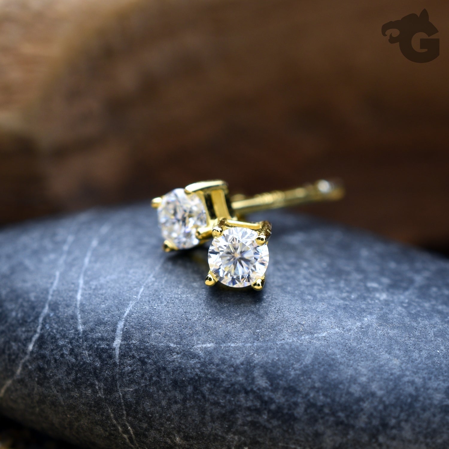 White Moissanite studs earrings _ Glermes.com