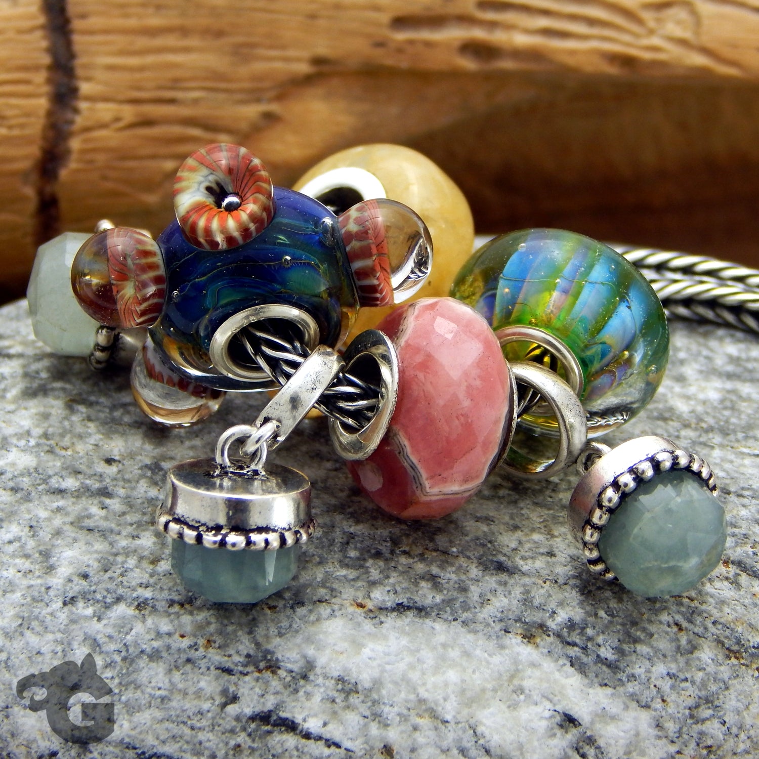 Lampwork bead neon green blue universal core - Glermes.com