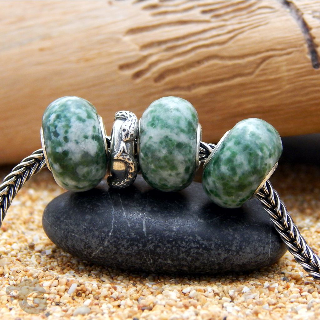 Green Dot Jade matt smooth bead - Glermes.com